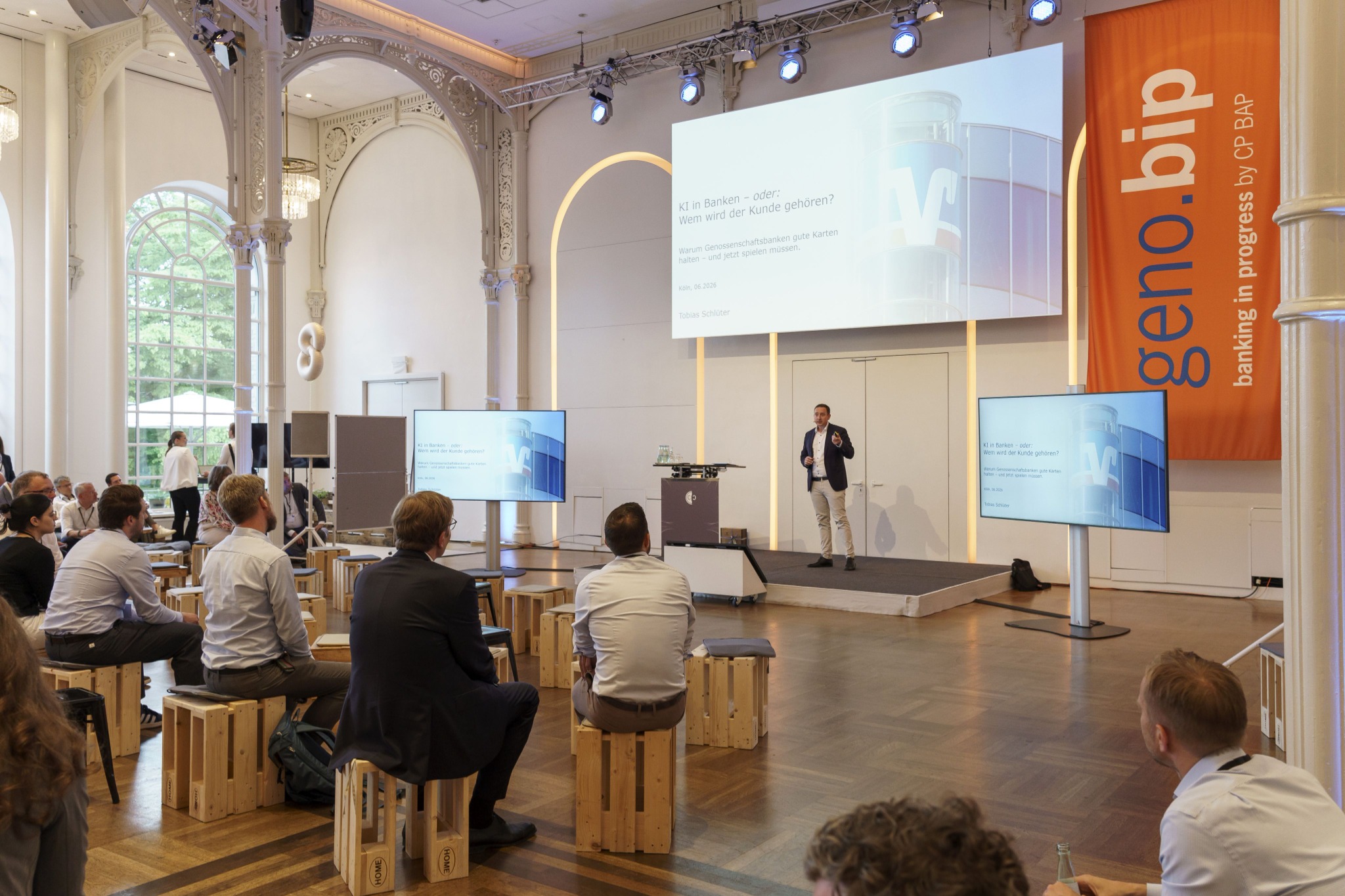 Tobias Schlüter bei einer Keynote zu KI im Banking